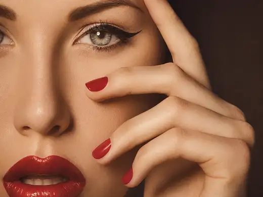 Detalle de maquillaje, cejas y pestañas