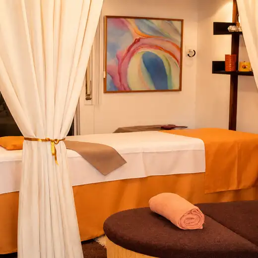 Cabina de tratamientos de Sempre Bella con camillas preparadas