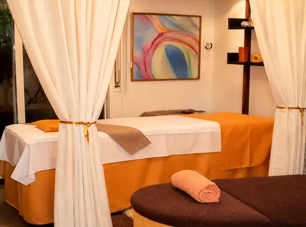 Cabina de tratamientos de Sempre Bella con camillas preparadas
