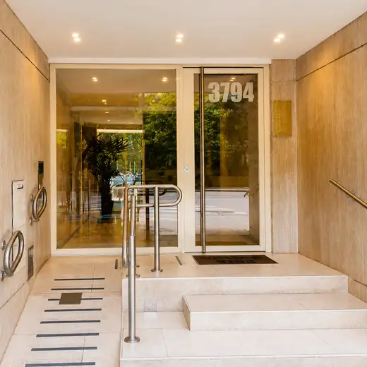 Entrada de Sempre Bella en Av. Las Heras 3794