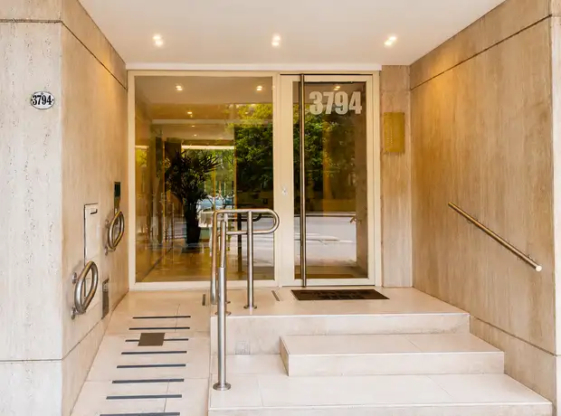 Entrada de Sempre Bella en Av. Las Heras 3794